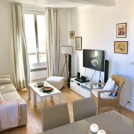 Vieille Ville / Port: 2 Pieces Agreable & Spacieux Appartement