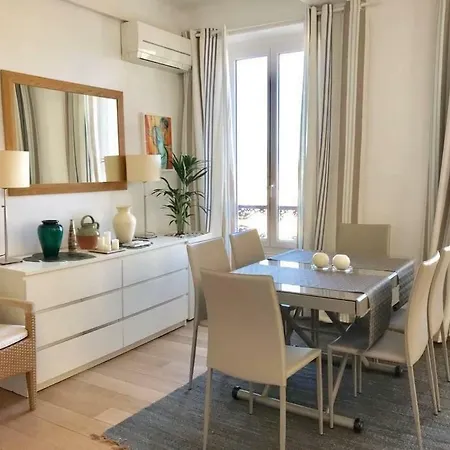 Vieille Ville / Port: 2 Pieces Agreable & Spacieux Appartement Antibes